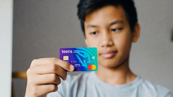 Carte bancaire ado : maximiser les avantages, minimiser les risques