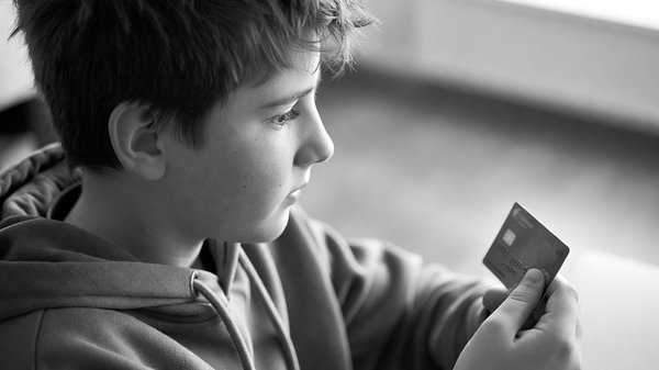 Choisir une carte bancaire adaptée aux mineurs : Conseils pour vous en sortir